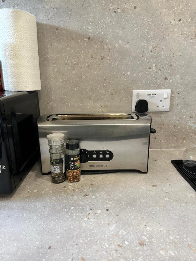 Modern Flat In Central Egham By Windsor Castle, Staines-Upon-Thames And Heathrow Airport Kültér fotó