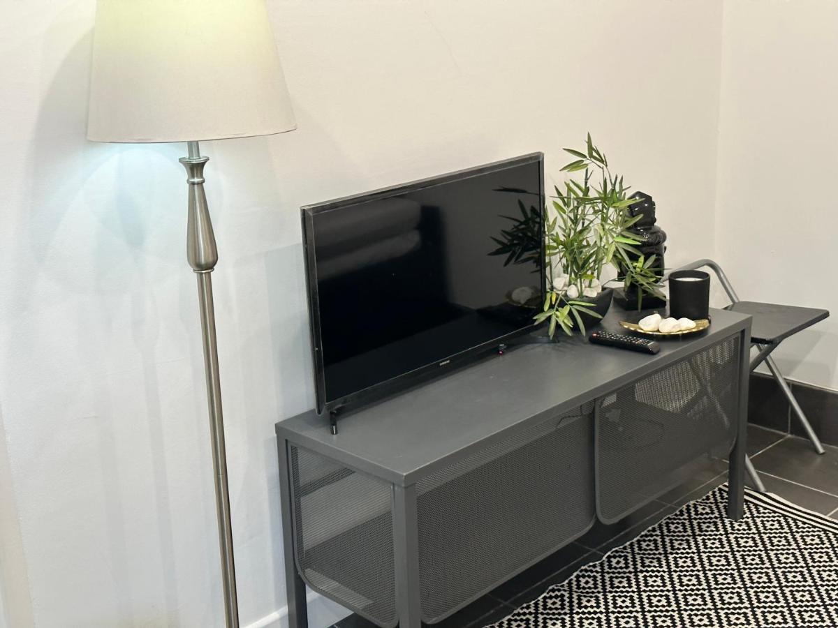 Modern Flat In Central Egham By Windsor Castle, Staines-Upon-Thames And Heathrow Airport Kültér fotó