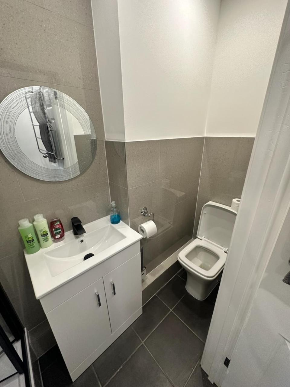 Modern Flat In Central Egham By Windsor Castle, Staines-Upon-Thames And Heathrow Airport Kültér fotó